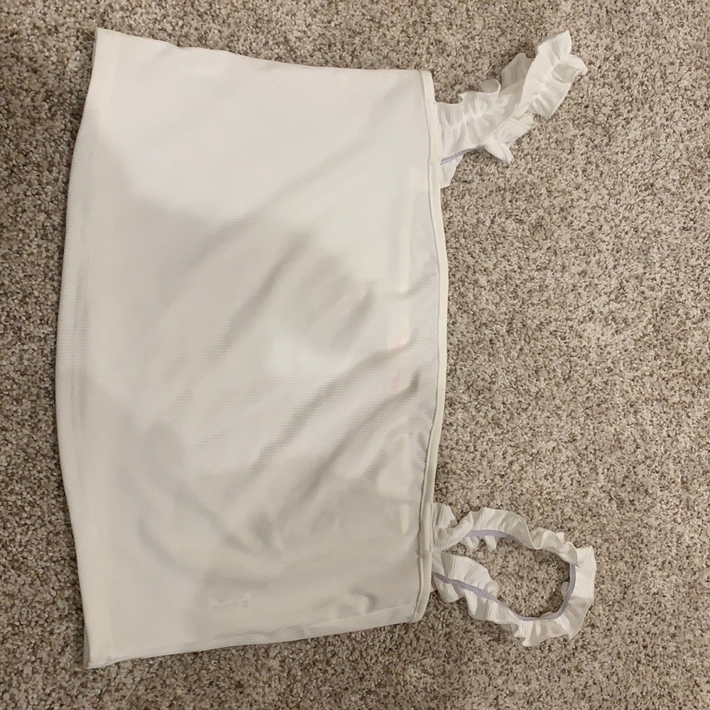 ROMWE WHITE RUFFLE TOP SIZE LARGE